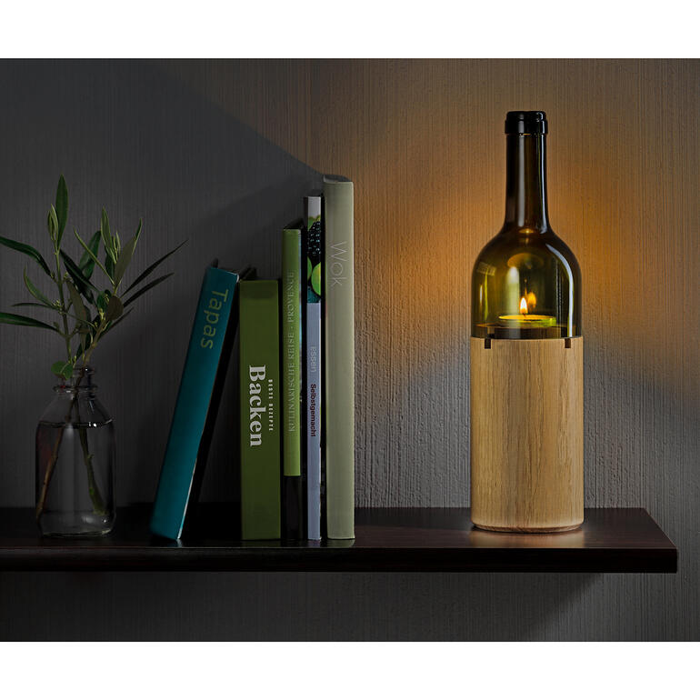 Flaschen-Windlicht Weinlicht mit Kerze in einer Flasche auf einem Regal.