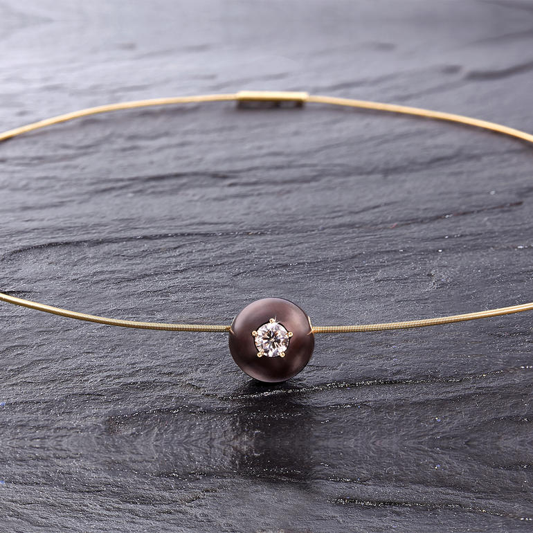Diamant-Perlen-Collier mit einem zentralen Diamanten
