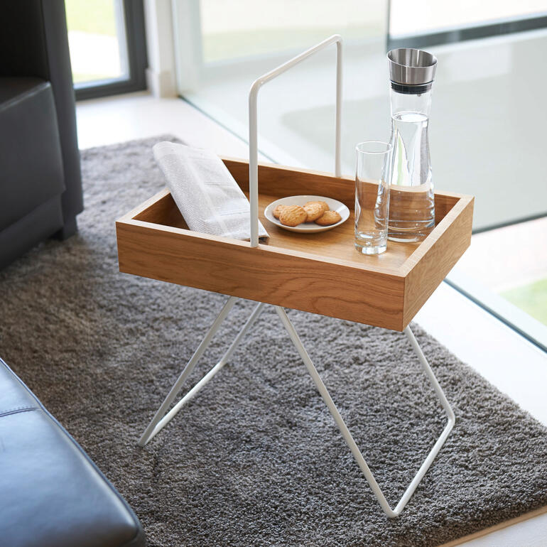 Moderne Tablett-Tischkombination mit Holzrahmen und Glasplatte.
