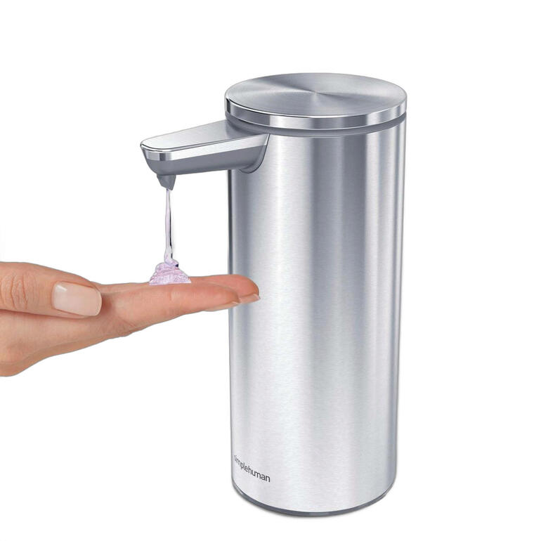 Acier inox Edelstahl-Sensor-Seifenspender gibt Seife auf eine Hand.