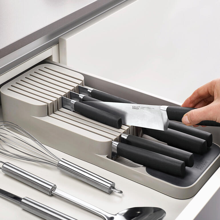 Kochmesser in einem Messer-Organizer in einer Schublade.