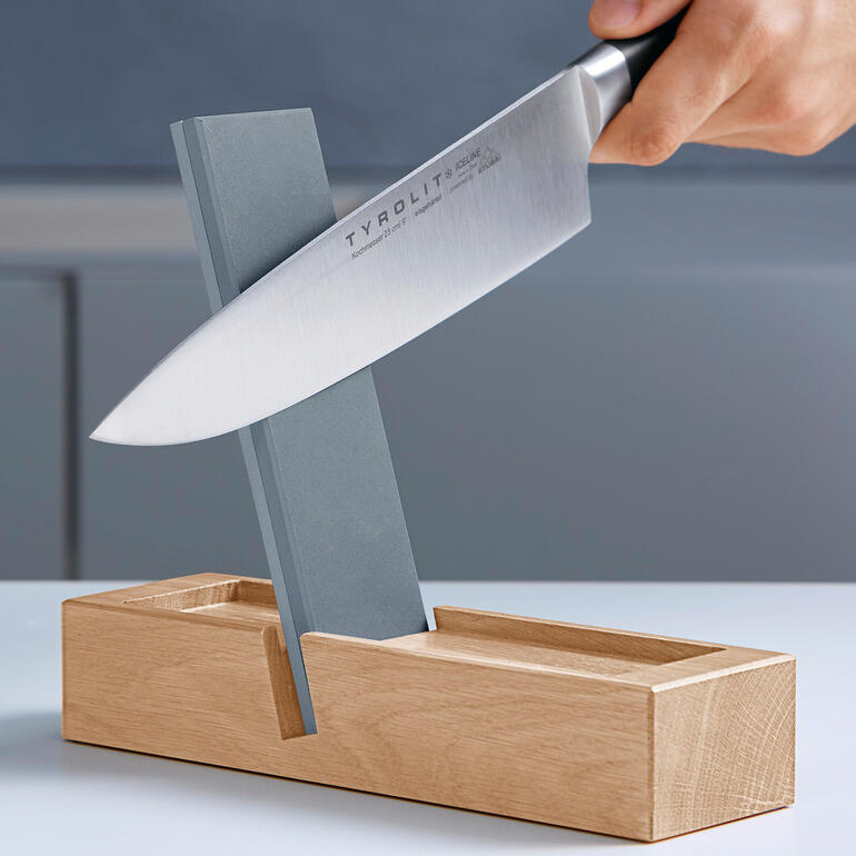 Premium-Messerschärfer mit Messer in Holzständer.