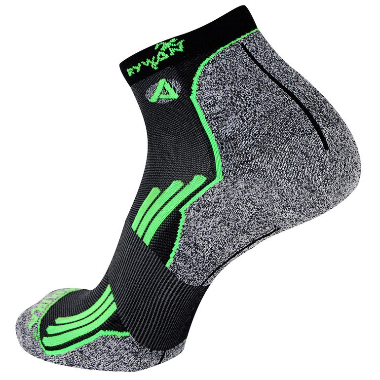 No-Limit-Sportsocke in schwarz mit grünen Akzenten und komprimierter Stricktechnik.