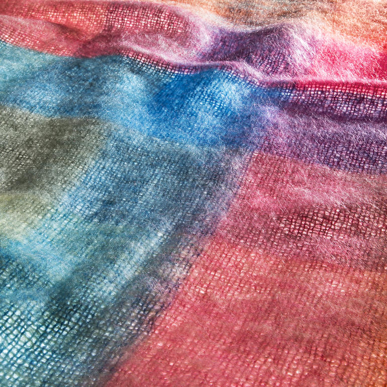 Detailaufnahme der Foxford Mohairdecke in bunten Farben