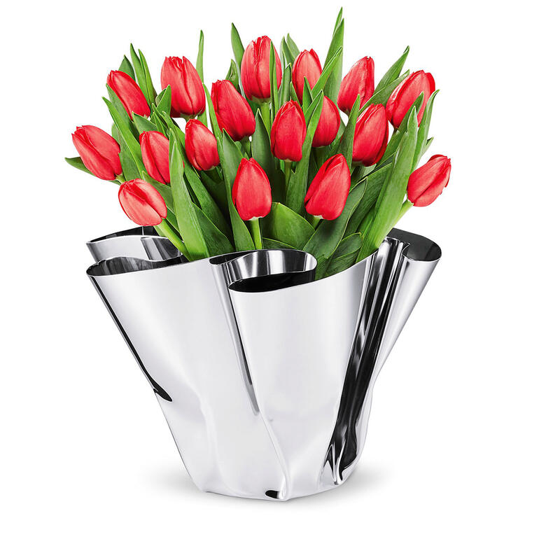 Faltvase aus glänzendem Metall mit roten Tulpen.
