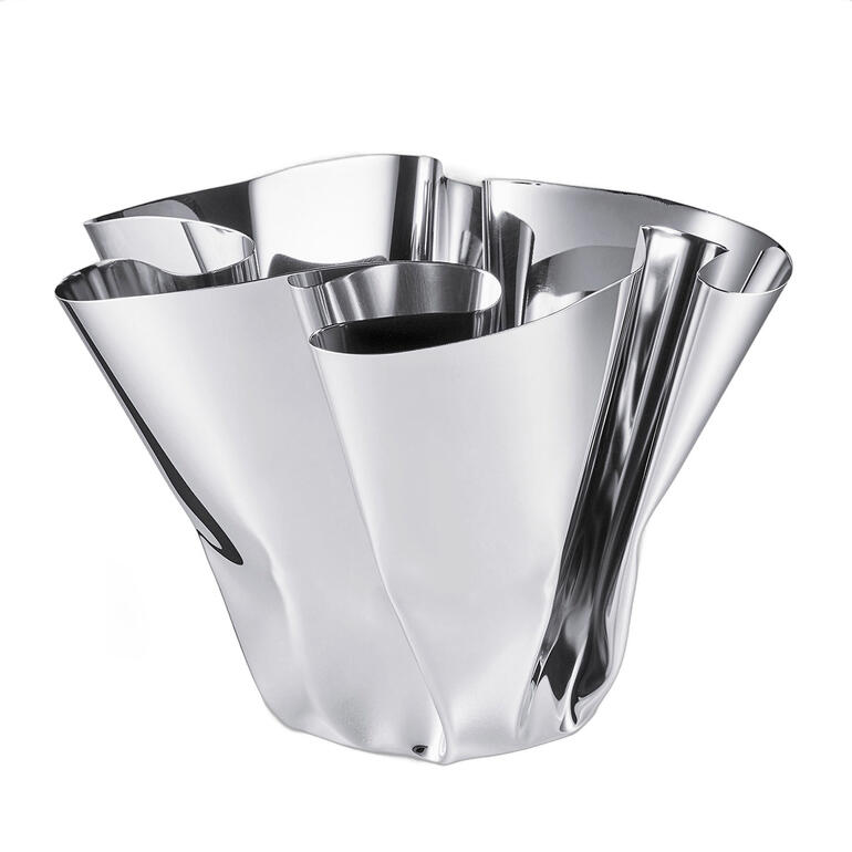 Élégant même sans fleur. Einfache faltbare Vase aus glänzendem Metall.