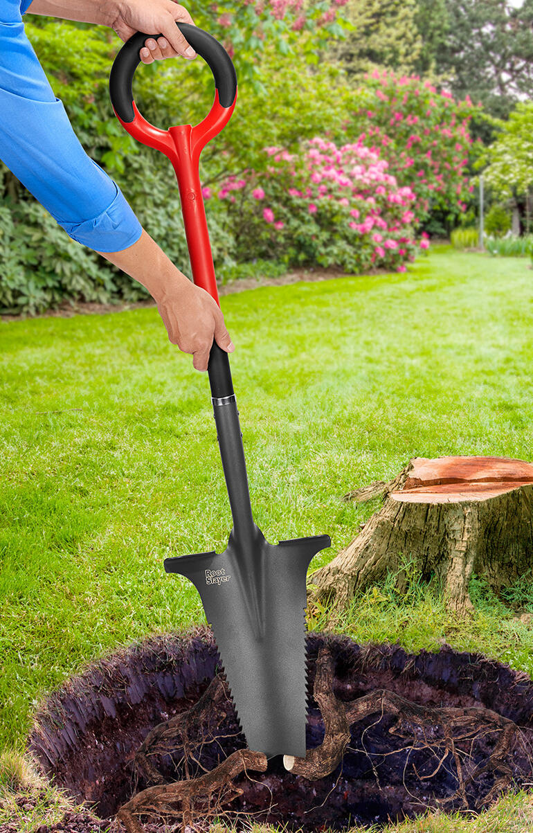 Person hebt einen Spaten mit Wurzelsäge zur Gartenarbeit.