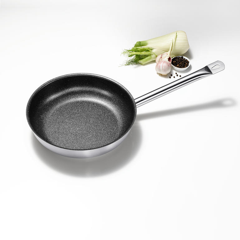 PROFILE-Premium-Pfanne PROFILE-Premium-Pfanne mit 28 cm Durchmesser und frischem Gemüse.