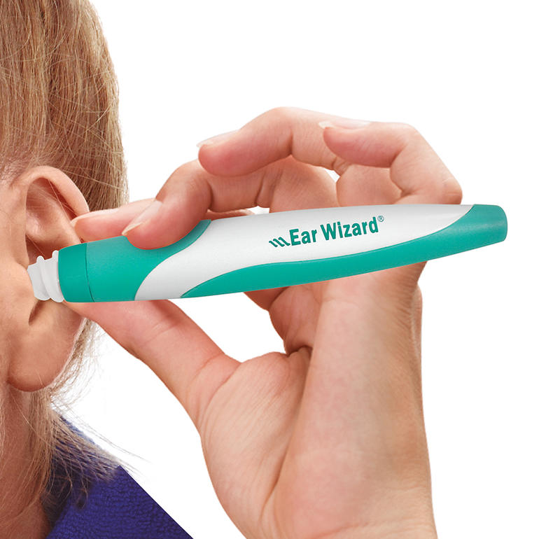 Ear Wizard Ohrenreiniger in der Hand zur Ohrreinigung