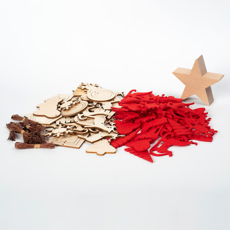 Set von Holzanhängern in verschiedenen Formen und Farben.