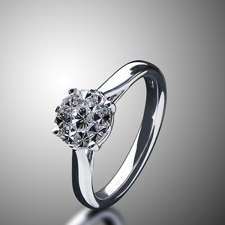 Diamantring mit Illusionsfassung, 2 Karat-Optik.