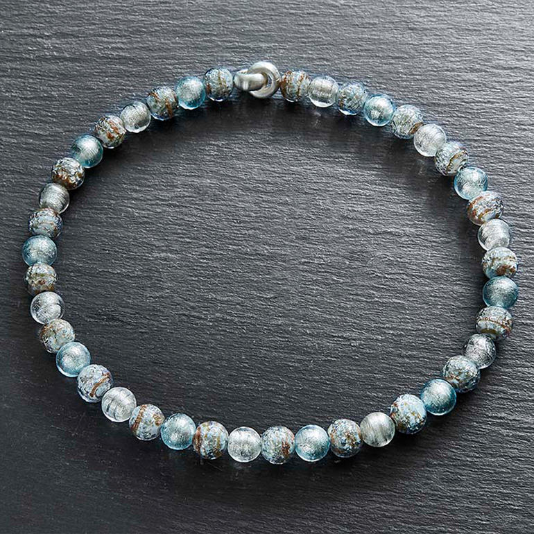 Murano-Collier mit Eisperlen in blau und transparent.