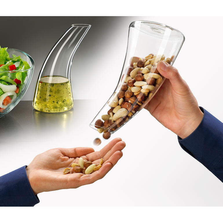 Snack-Spender in einer Hand, um Nüsse in andere Hand zu geben.