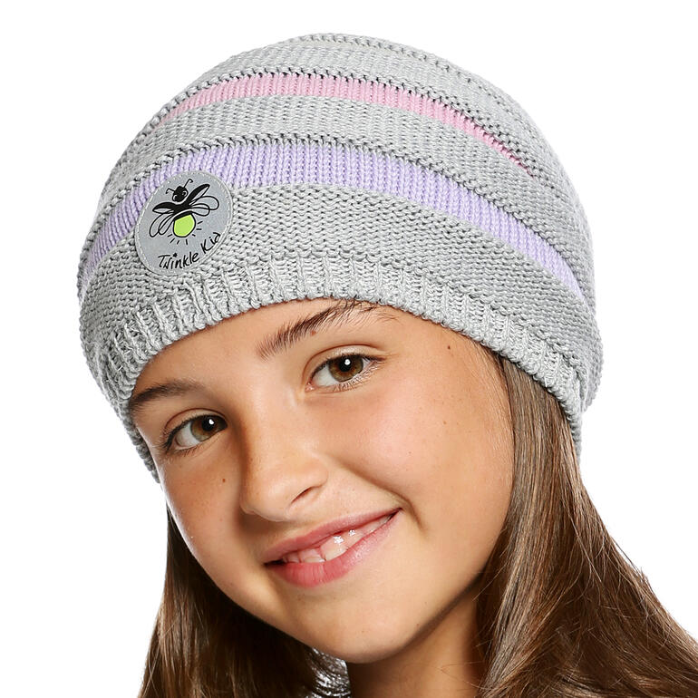 Mädchen in grauer Reflektor-Beanie mit bunten Streifen.