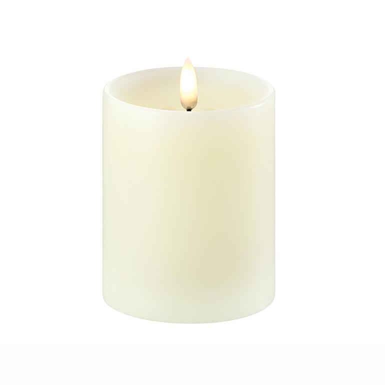 LED-Kerze in cremefarben, 10 cm hoch, mit flackernder Flamme.