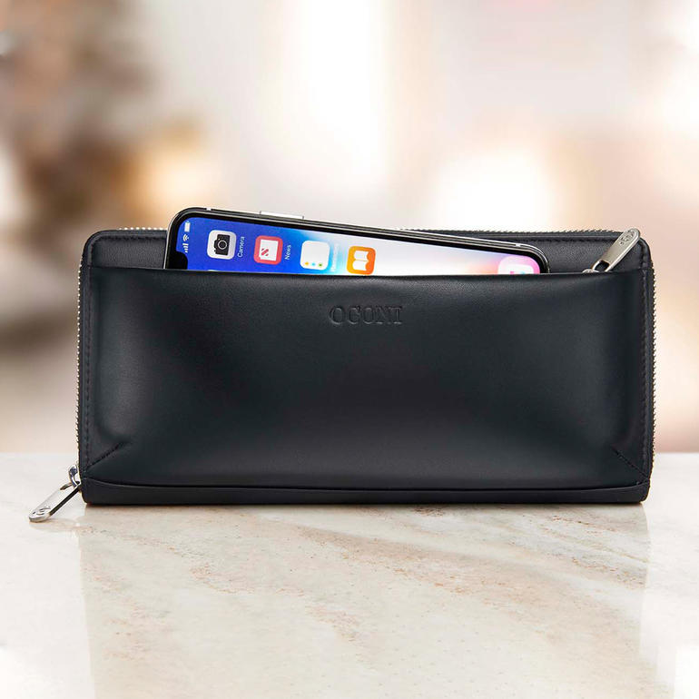 Das gepolsterte Reisverschluss-Aussenfach bietet Platz für Ihr Smartphone. Schwarze Damengeldbörse mit Smartphone im Inneren