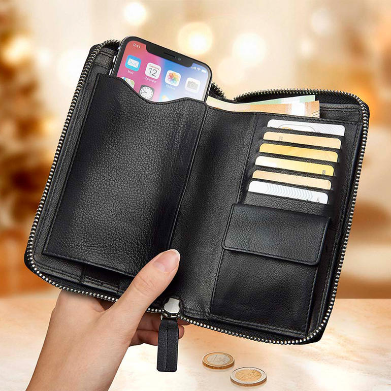 Öffnete schwarze Handy-Börse mit Smartphone und Fächern für Karten