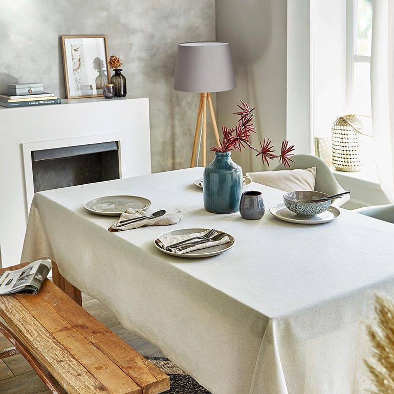 Schön gedeckter Tisch mit Tischwäsche im Leinen-Look