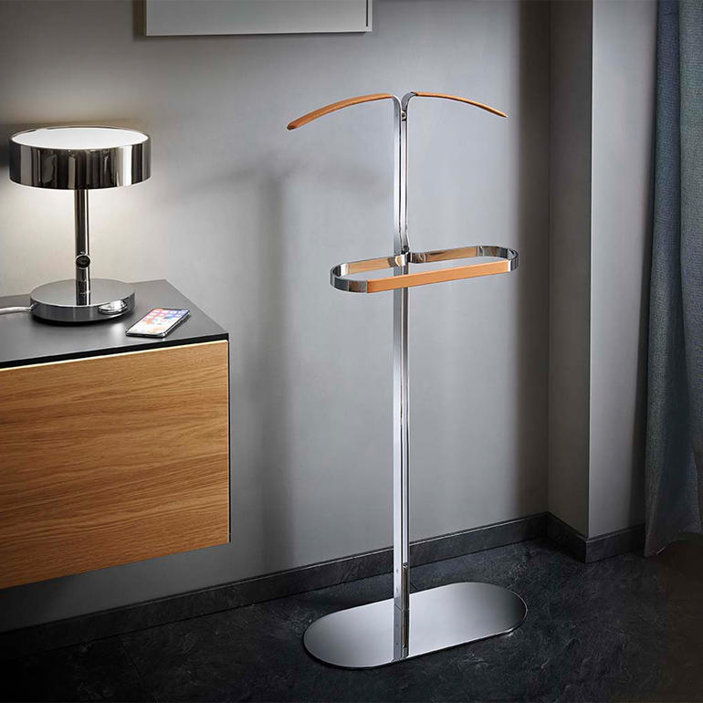 Moderner stummer Diener aus Metall im Schlafzimmer.