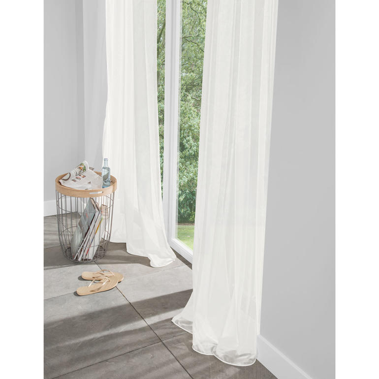 Store/Gardine Balsam - 1 Stück Transparente Gardine Balsam vor einem Fenster mit sonnigem Licht.
