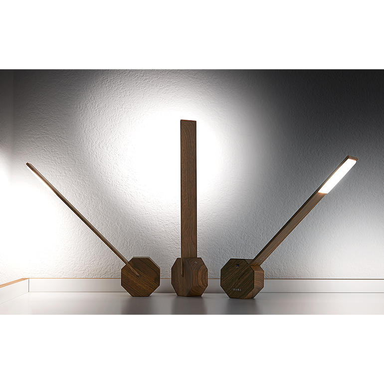 Mit variierbarem Lichteinfall – dank Standfuss in Oktagon-Form. Drei Tischleuchten Octagon One in unterschiedlicher Höhe