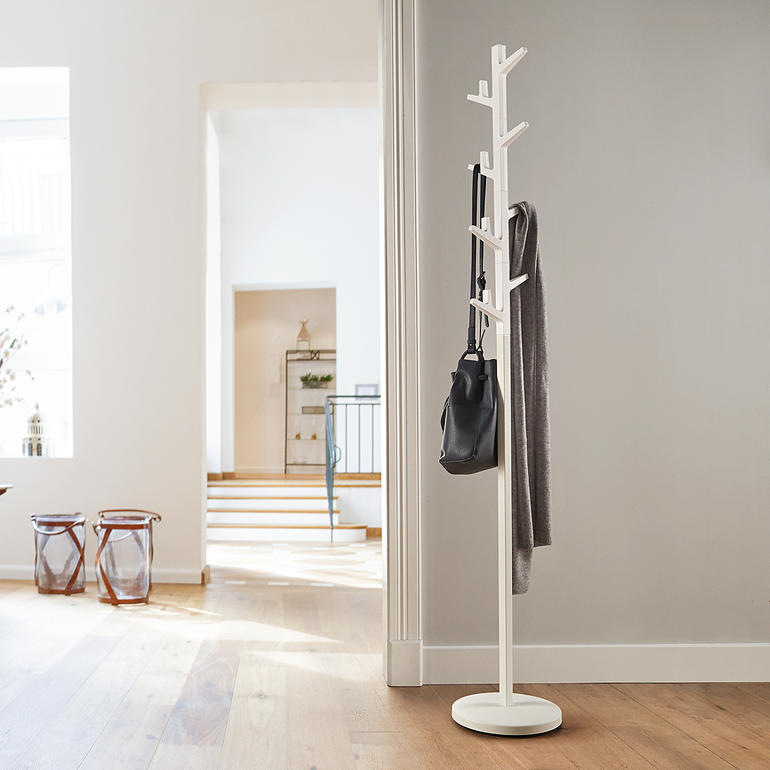 Garderobe Astwerk mit Tasche und Schal in moderner Wohnung