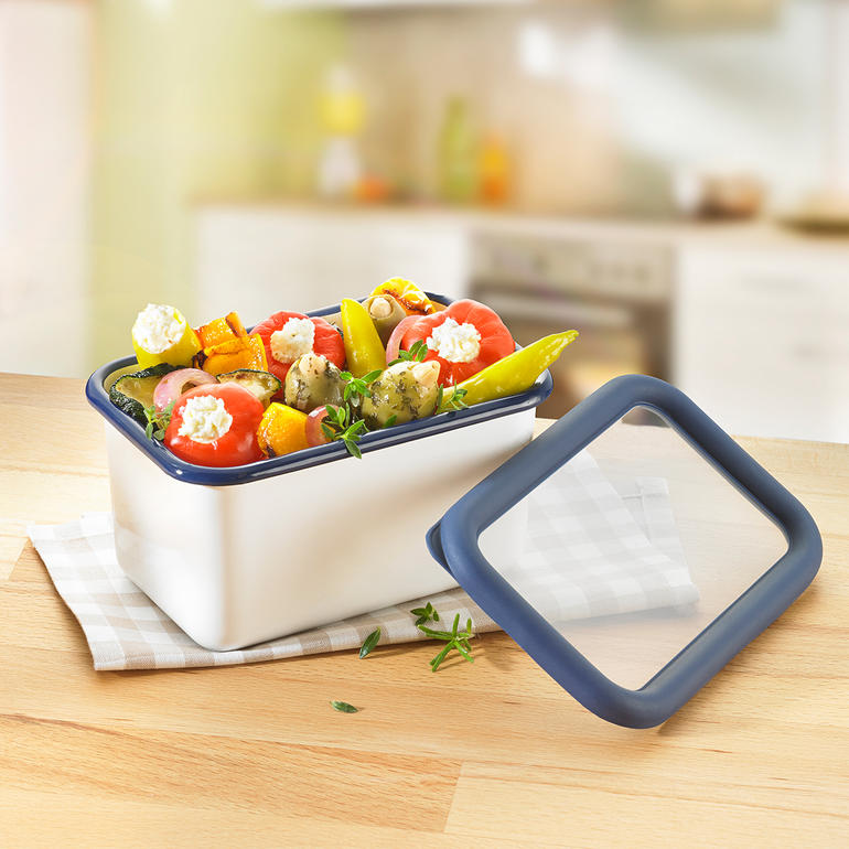 Vielzweck-Dose aus Emaille mit buntem Gemüsefüllung.