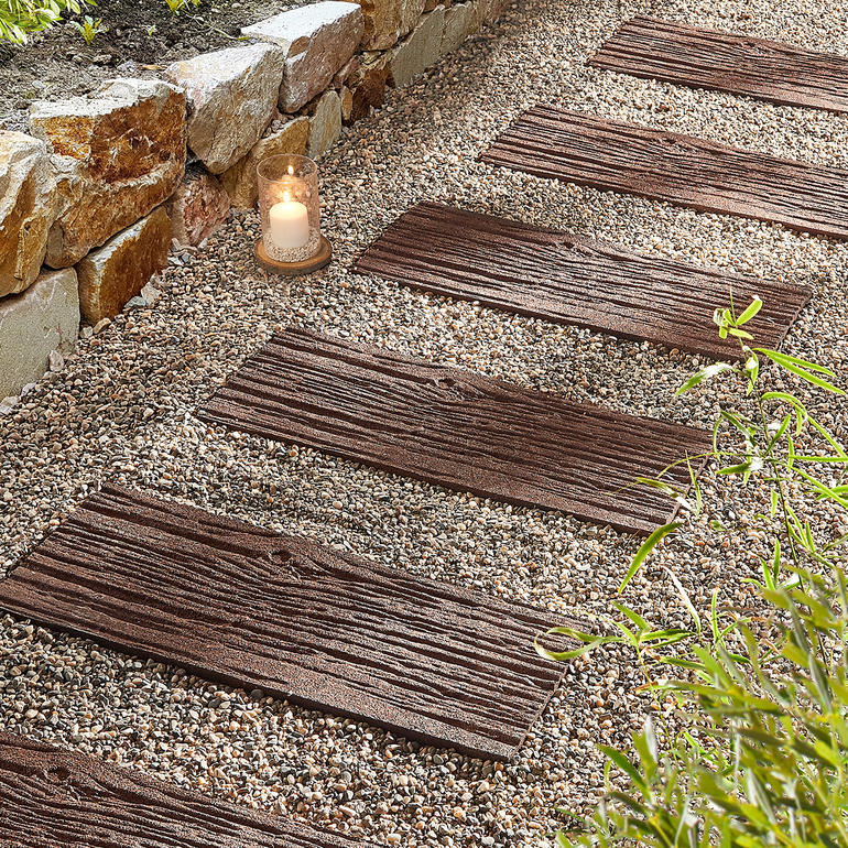 Recycling-Trittplatten in einem Gartenweg