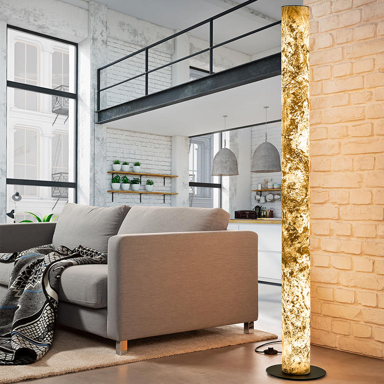 Design-Schiefer-Leuchte in modernem Wohnzimmer bei Tag.