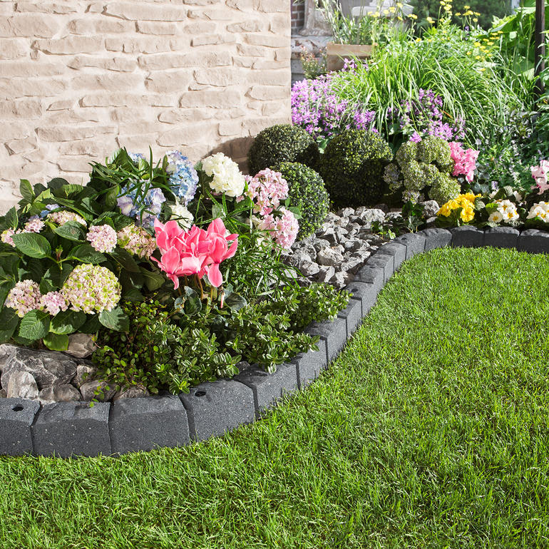 Rasenkante Stone umrandet einen blühenden Garten.