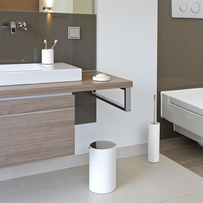 Ein Blickfang als Einzelstücke. Perfekt als Ensemble. Moderne Badezimmereinrichtung mit Stone-Serie in weiß