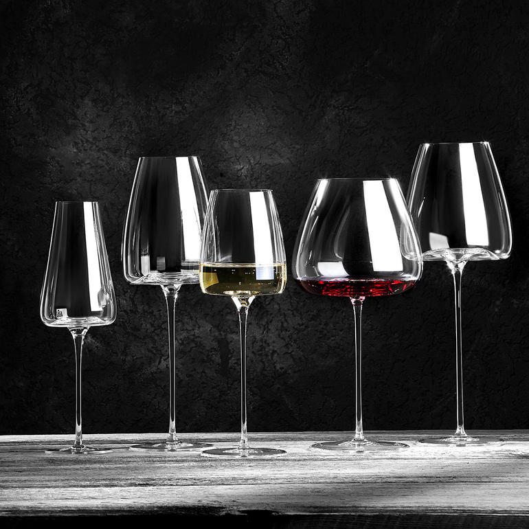 Set von zwei eleganten Weingläsern auf einem Tisch.