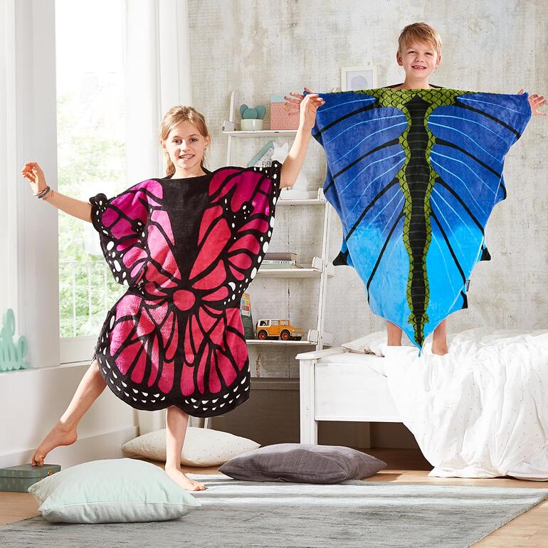 Schmetterling, Pink/Blau und Drache, Orange/Blau Zwei Kinder in Schlupfdecken, eines in rosa und schwarz, das andere in blau und grün.