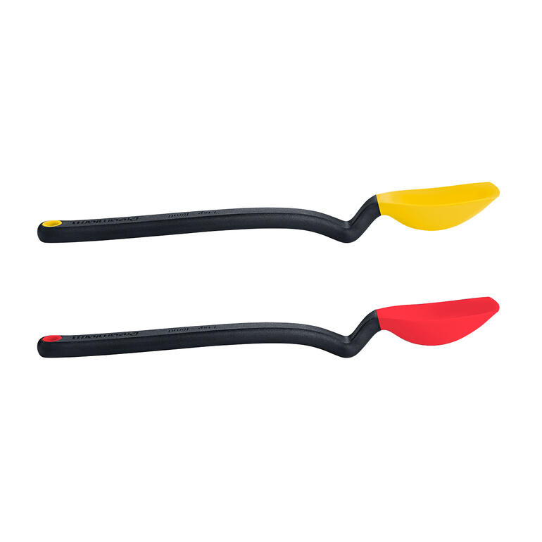 Zwei Aufstrichlöffel in Gelb und Rot auf einem weißen Hintergrund