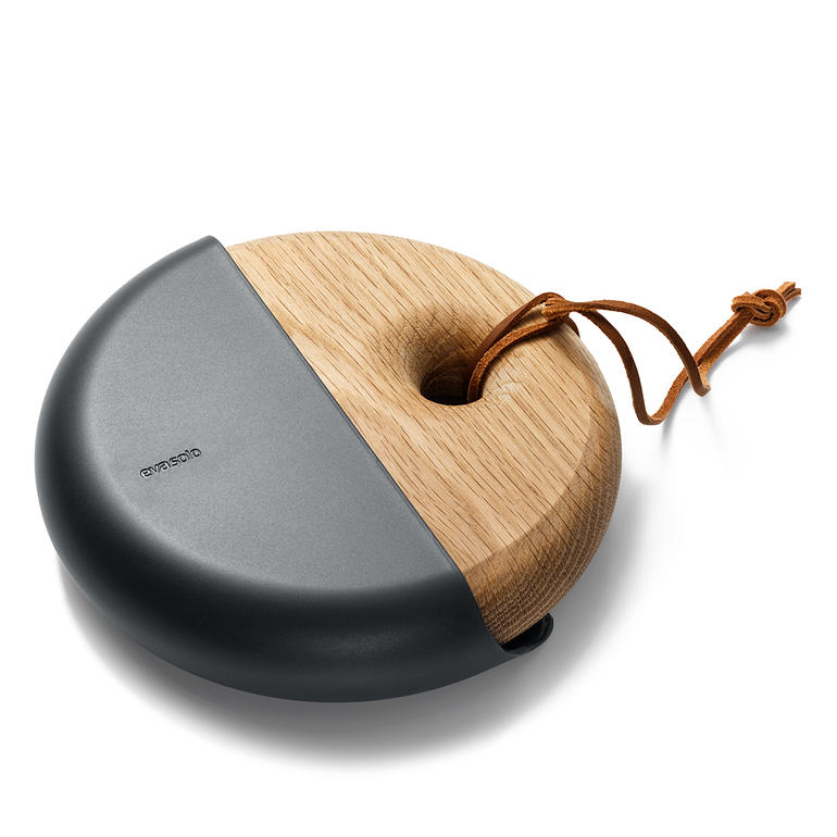 Sweep Tischkehr-Set mit runder Holzoberfläche und grauem Kunststoff.