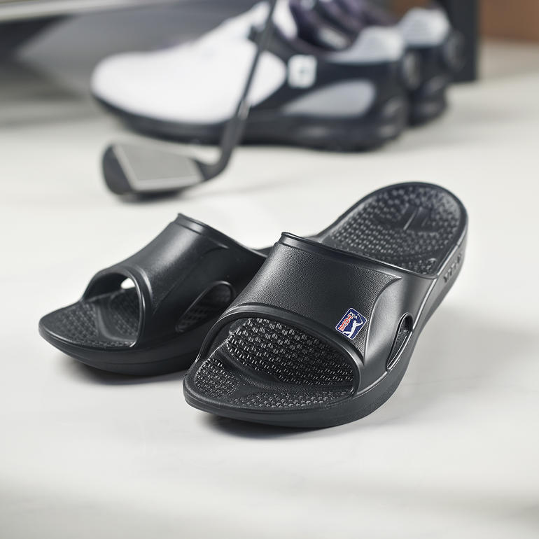 Telic Regenerations-Sandale neben Sportschuhen