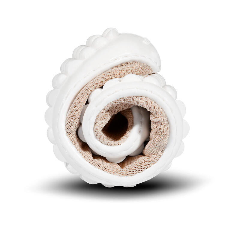 Komprimierter Barfuß-Sneaker aus elastischem Material in Rollenform.