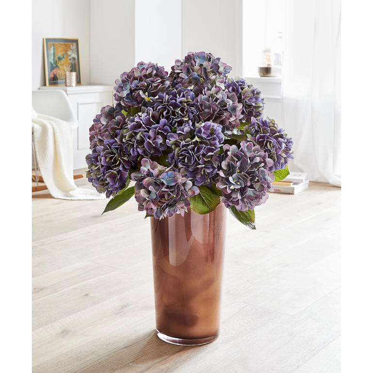 Bunte Hortensie im Blumenstrauß in einer transparenten Vase.