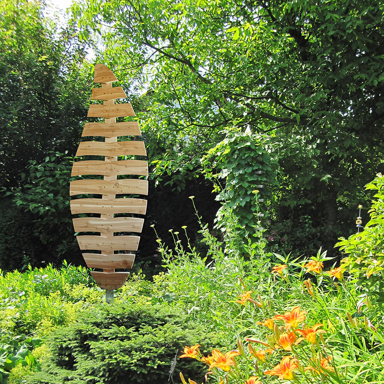 Holz-Rankhilfe in Form eines Blattes im Garten