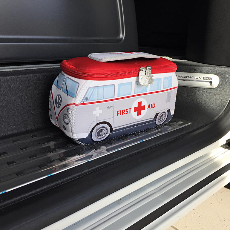 VW-Erste Hilfe Set im Bild eines VW-Bus auf einem Autoinneren.