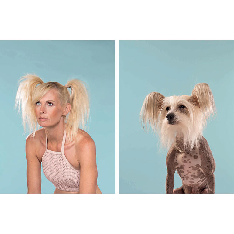 Frau mit hohem Dutt und Hund im Matching-Look, auf hellblauem Hintergrund.