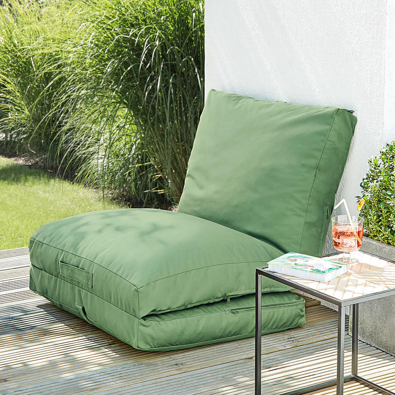 Déployer simplement un segment et l’adosser à un mur ou un parapet de balcon pour former un fauteuil confortable. 4-in-1-Gästematratze als Sitzgelegenheit im Garten.