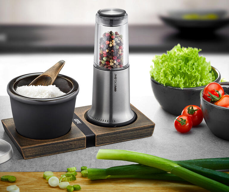 Pfeffer-/Salzmühle X-Plosion® auf einem Tisch mit Gemüse.