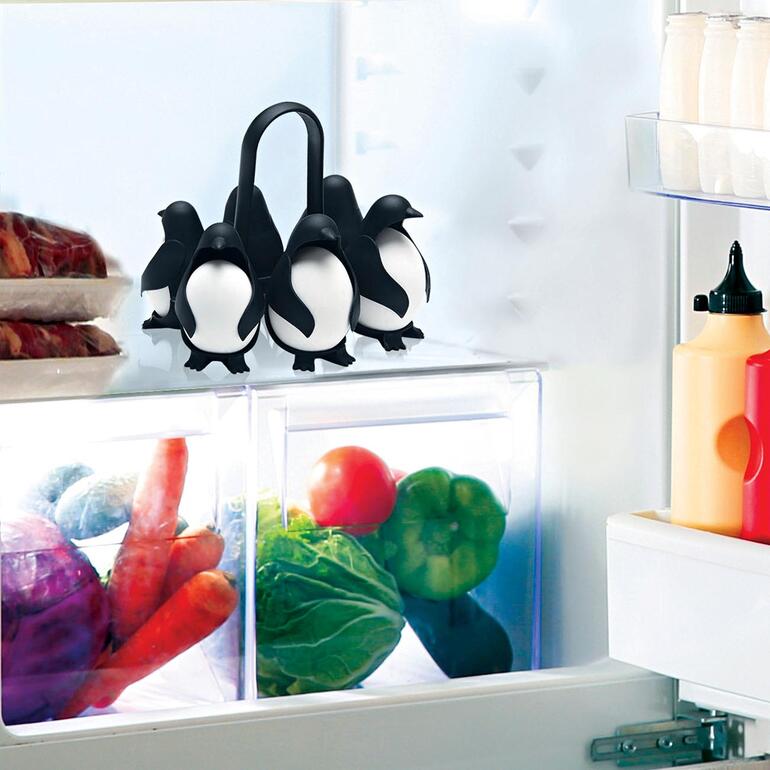 Également parfait pour ranger vos œufs au réfrigérateur. Eierhalter in Form von Pinguinen im Kühlschrank auf einer Glasablage.
