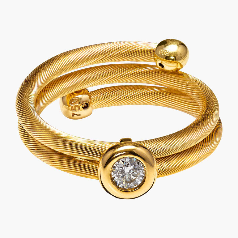 Goldener Ring mit Diamantdesign