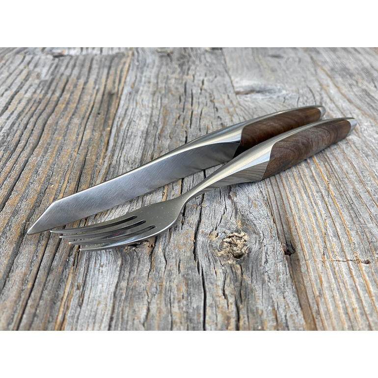 Steakmesser und Gabel auf Holzuntergrund