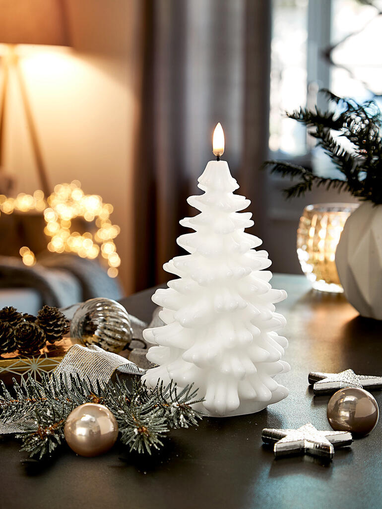 LED-Kerze in Form eines Tannenbaums, dekoriert mit Weihnachtsornamenten.
