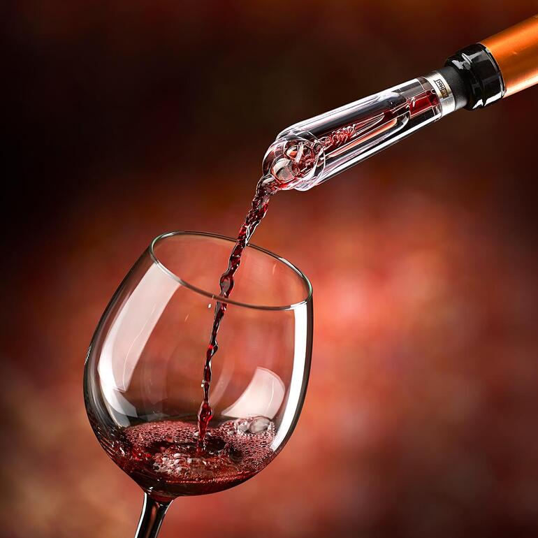 Wein wird in Glas eingeschenkt mit einem Dekantierer ohne Etikett