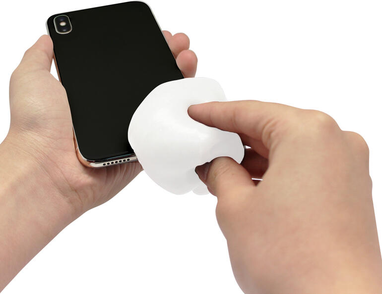 Hand reinigt Smartphone mit Cyber Clean Professional.