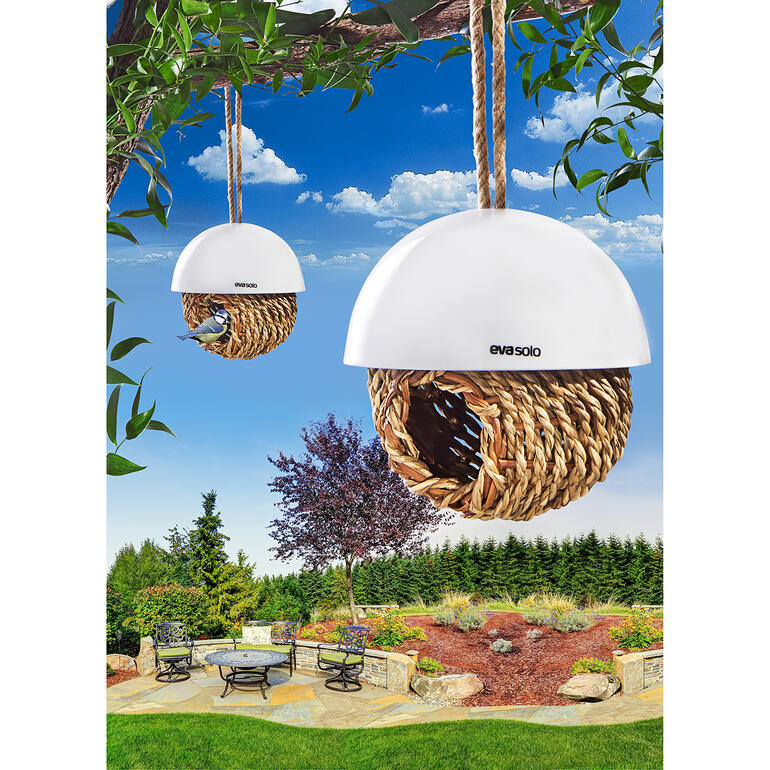 Vogelnest in einem blühenden Garten mit herrlicher Aussicht.